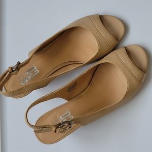 9 & Co jjgevette tan neutral slingback wedge sandals size 6½